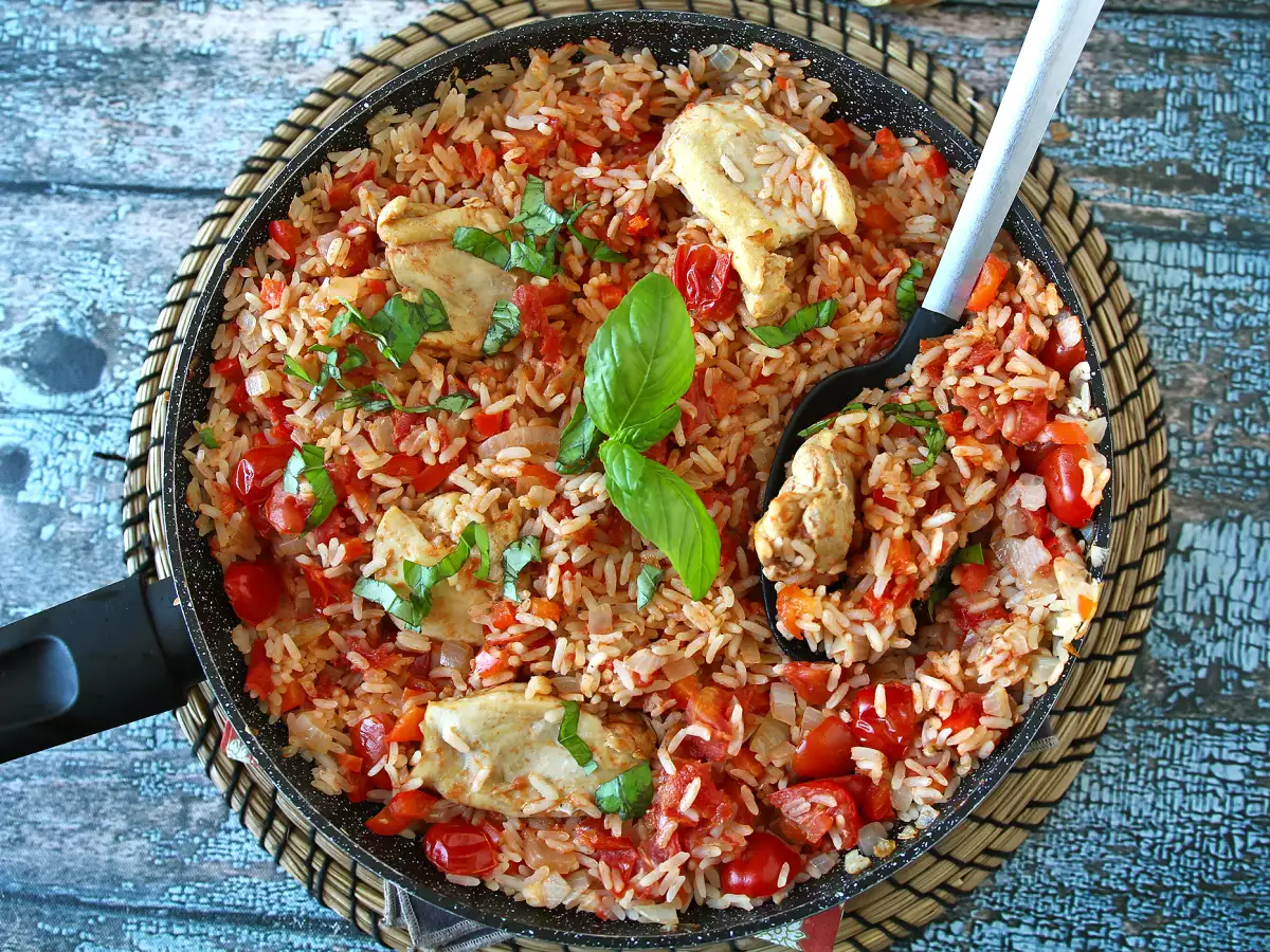 Одно блюдо с курицей, рисом с помидорами и перцем - фото 5