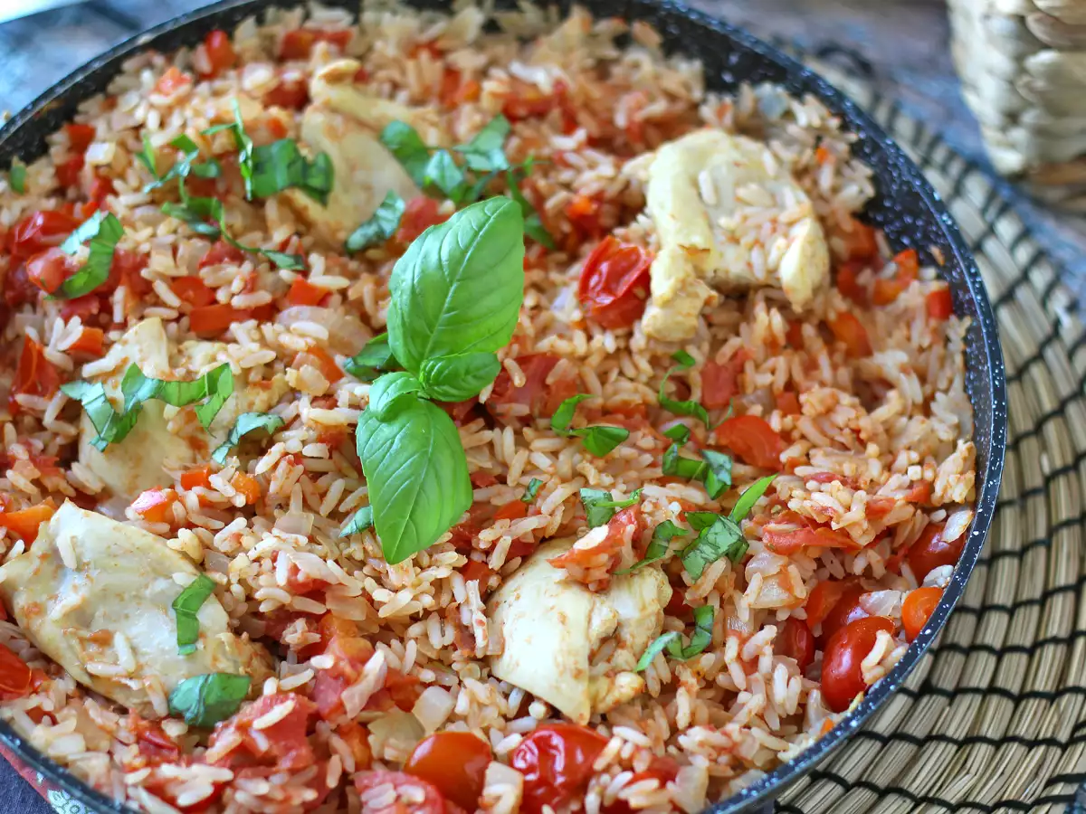 Одно блюдо с курицей, рисом с помидорами и перцем - фото 6