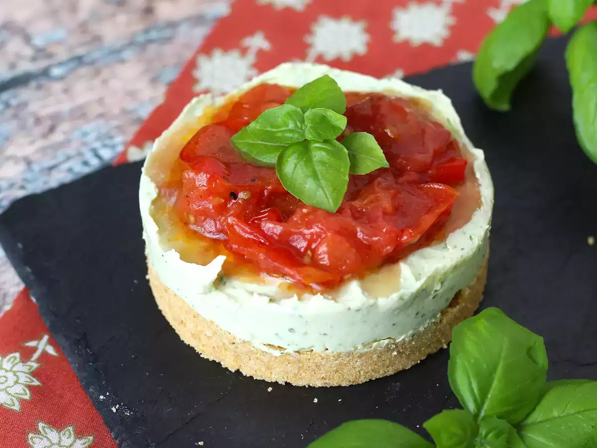 Однопорционный пикантный чизкейк с базиликом и помидорами черри: вкусная идея для фуршетов и аперитивов
