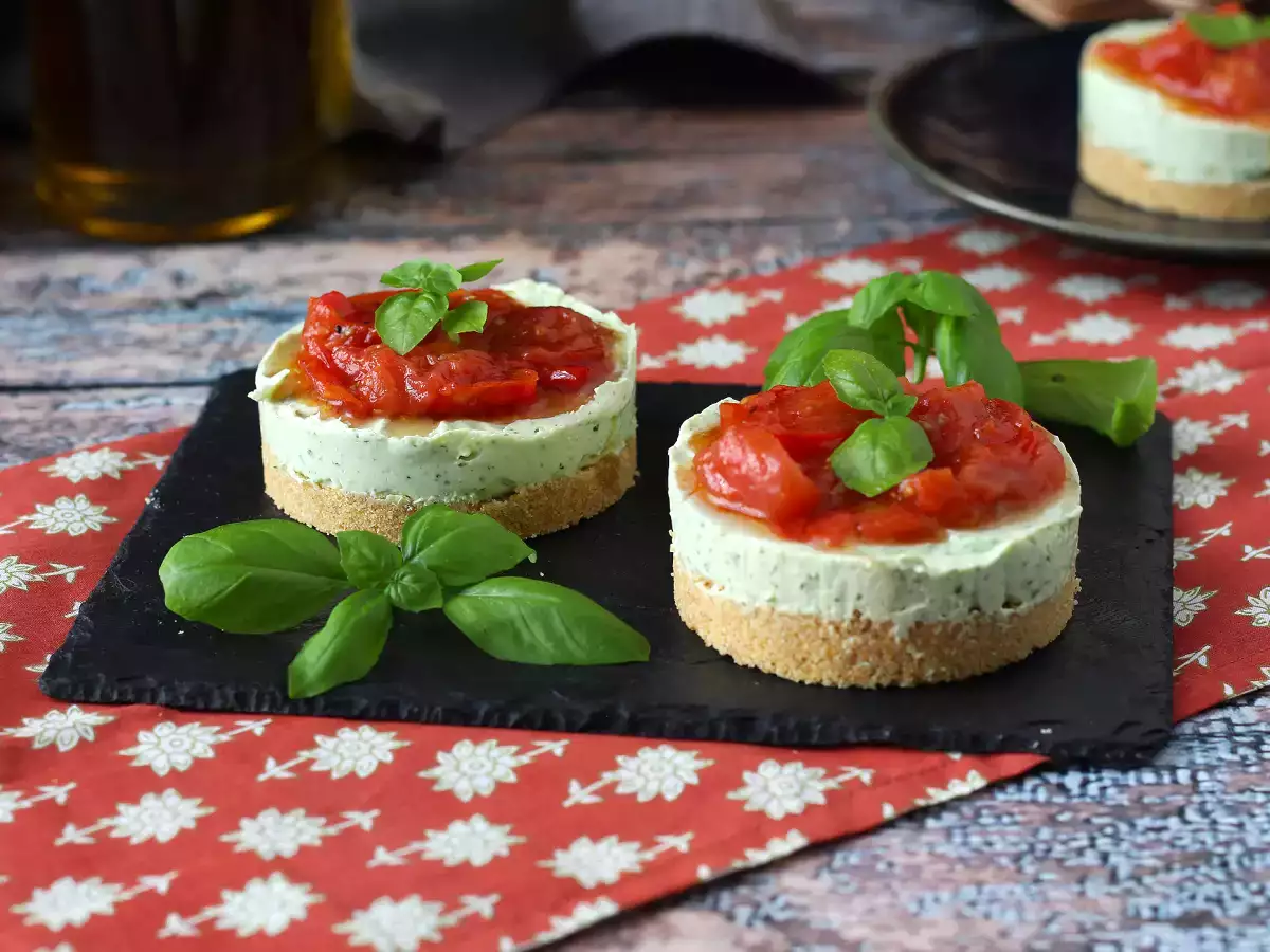Однопорционный пикантный чизкейк с базиликом и помидорами черри: вкусная идея для фуршетов и аперитивов - фото 3