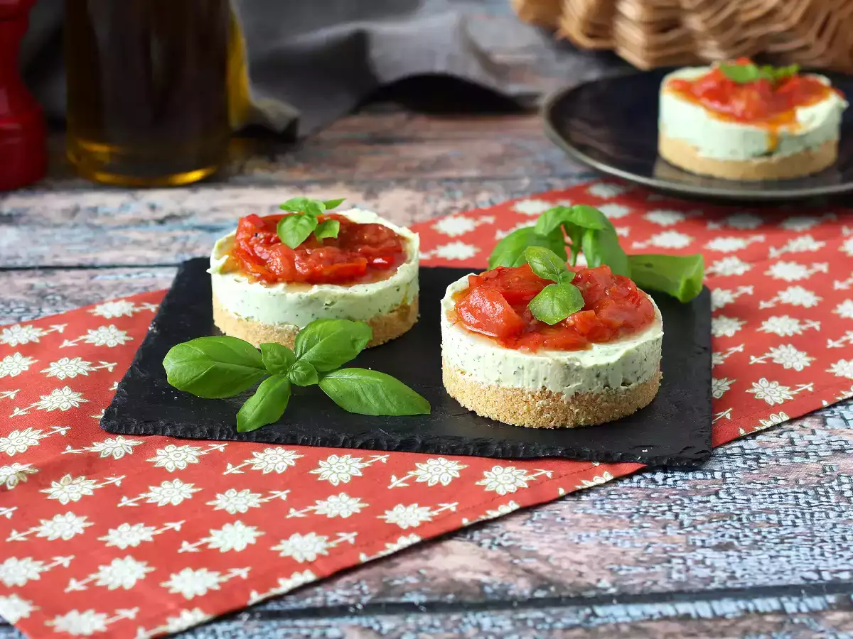 Однопорционный пикантный чизкейк с базиликом и помидорами черри: вкусная идея для фуршетов и аперитивов - фото 4