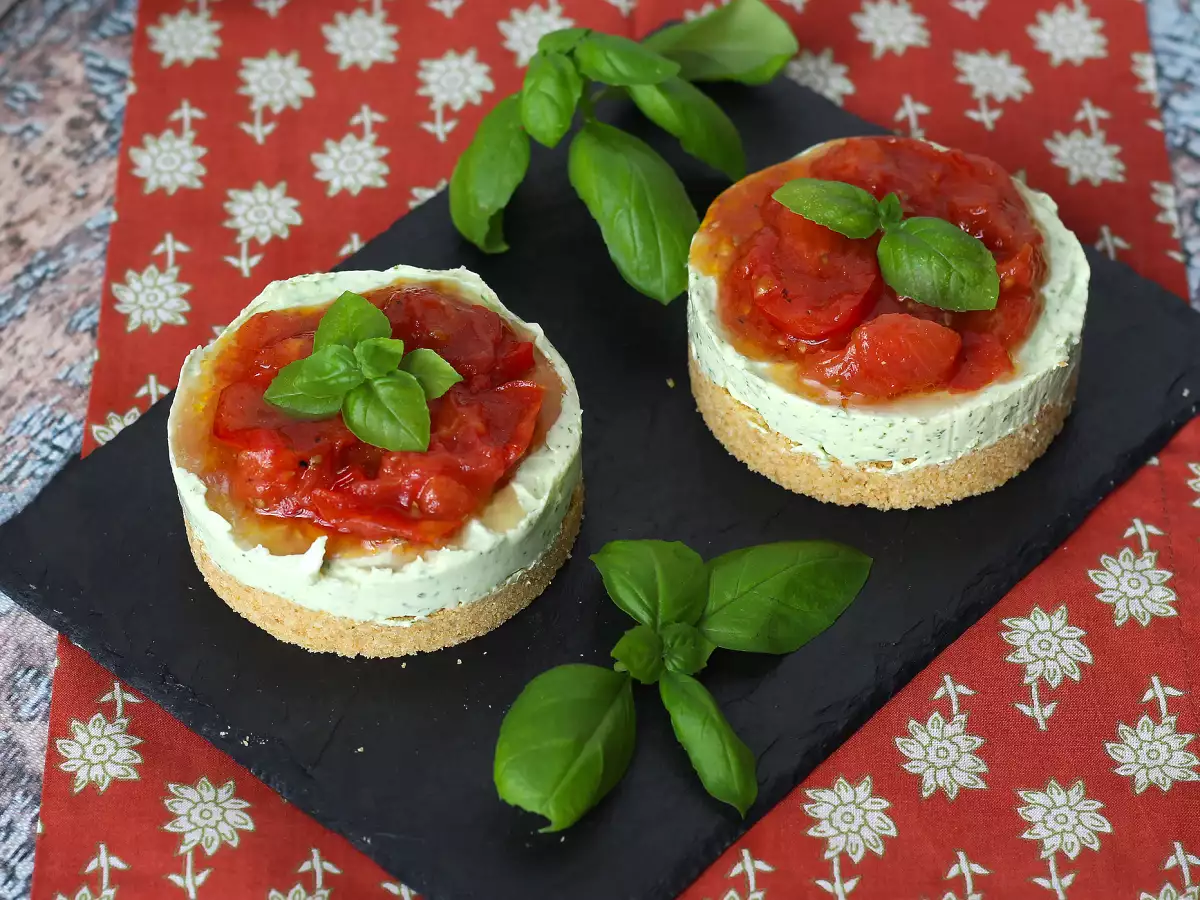 Однопорционный пикантный чизкейк с базиликом и помидорами черри: вкусная идея для фуршетов и аперитивов - фото 5