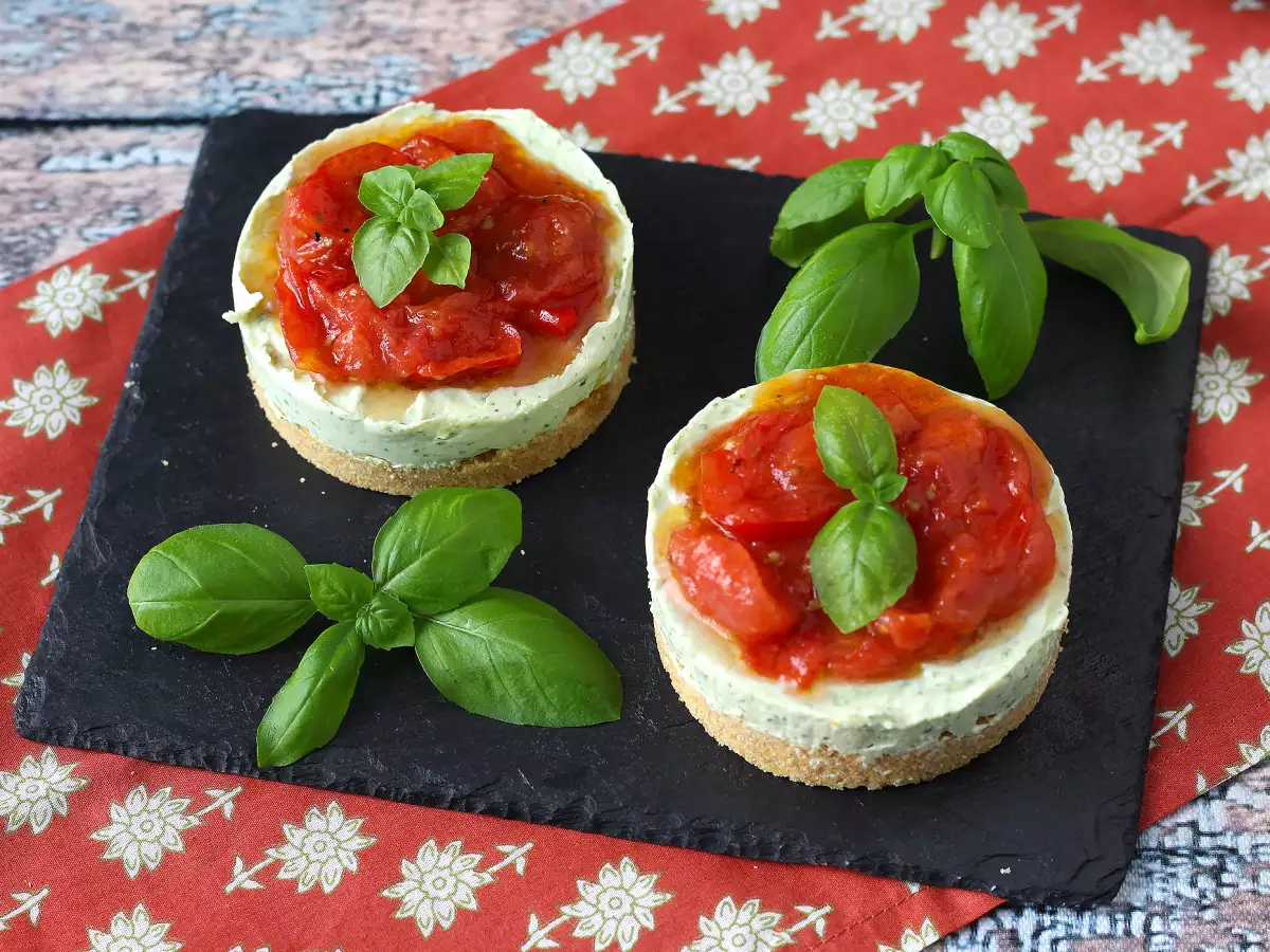 Однопорционный пикантный чизкейк с базиликом и помидорами черри: вкусная идея для фуршетов и аперитивов - фото 6