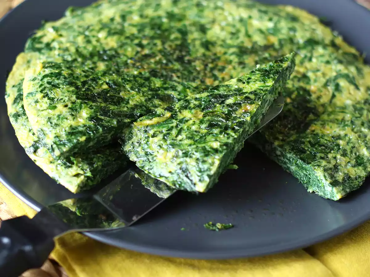 Омлет со шпинатом, простое и вкусное вегетарианское второе блюдо - фото 4