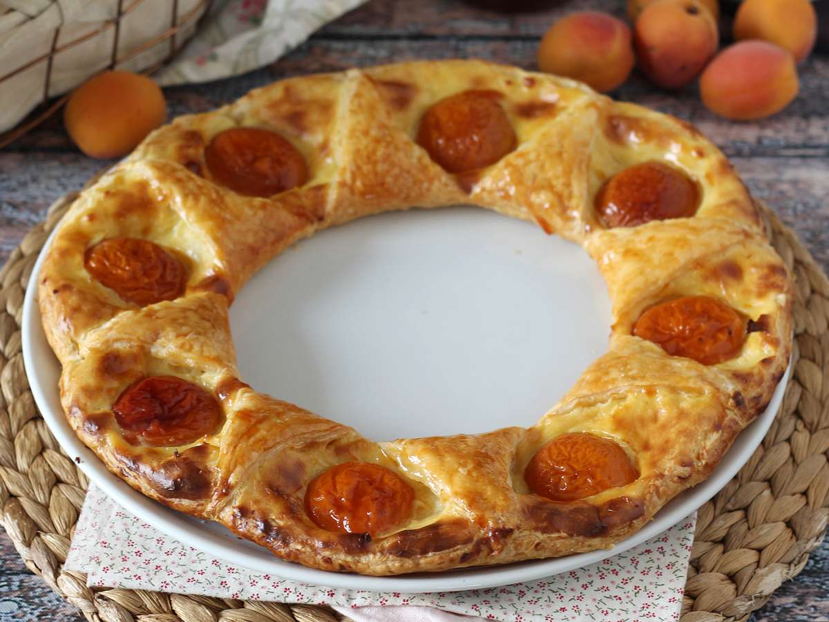 Оранская тарта из слоёного теста с заварным кремом и абрикосами