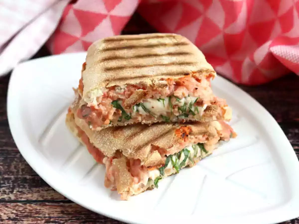 Панини с лососем, моцареллой и укропом