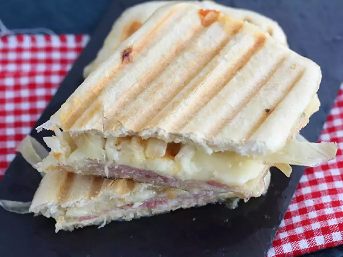 Панини с сыром раклет