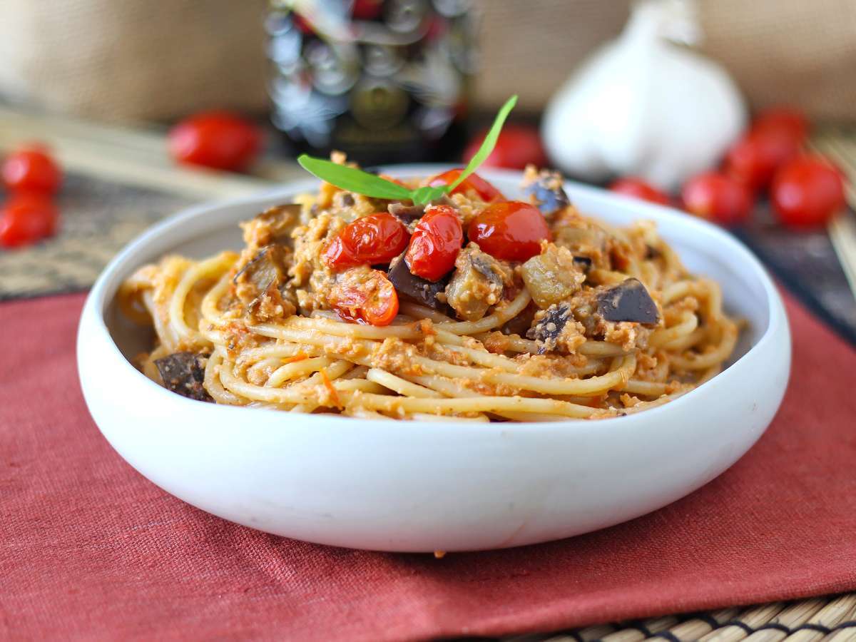 Паста с баклажанным кремом и помидорами черри: простой и вкусный рецепт
