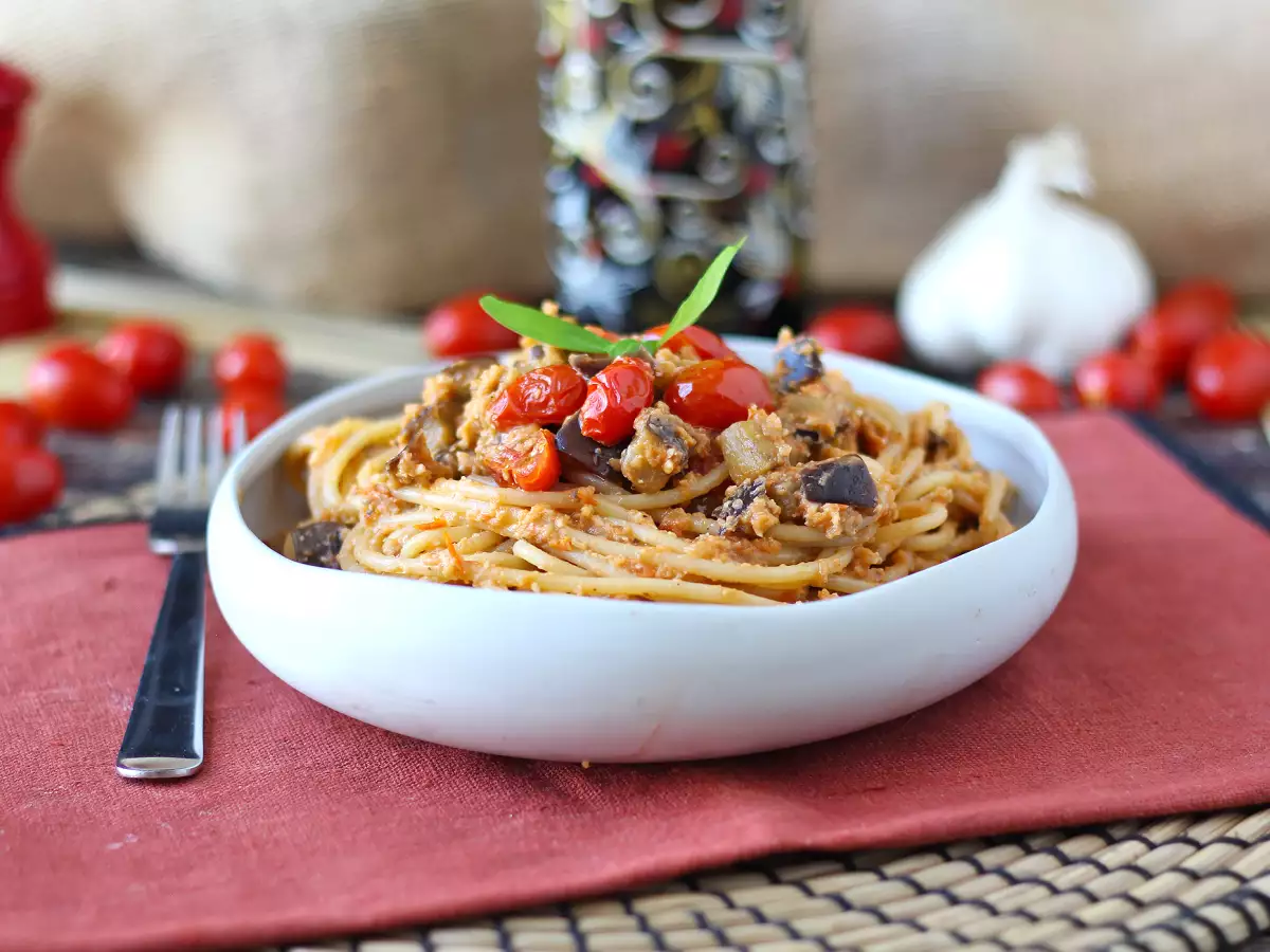 Паста с баклажанным кремом и помидорами черри: простой и вкусный рецепт - фото 5