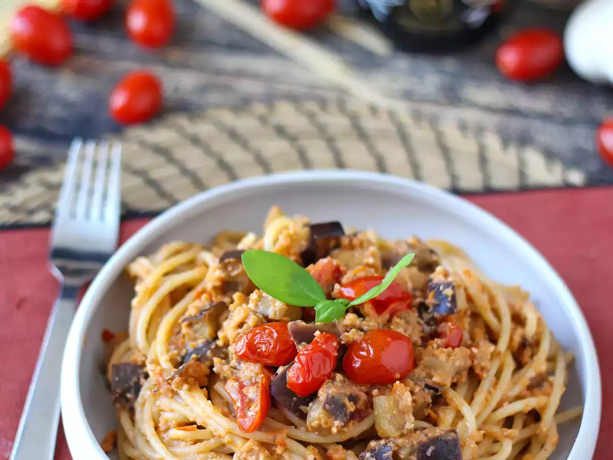 Паста с баклажанным кремом и помидорами черри: простой и вкусный рецепт - фото 6
