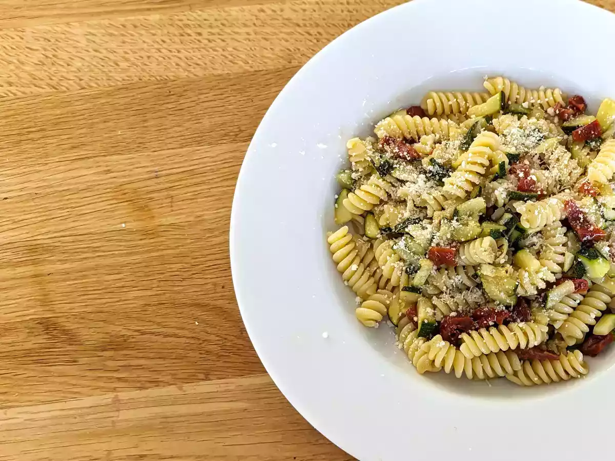 Паста с кабачками и вялеными помидорами: быстрое и вкусное первое блюдо! - фото 3