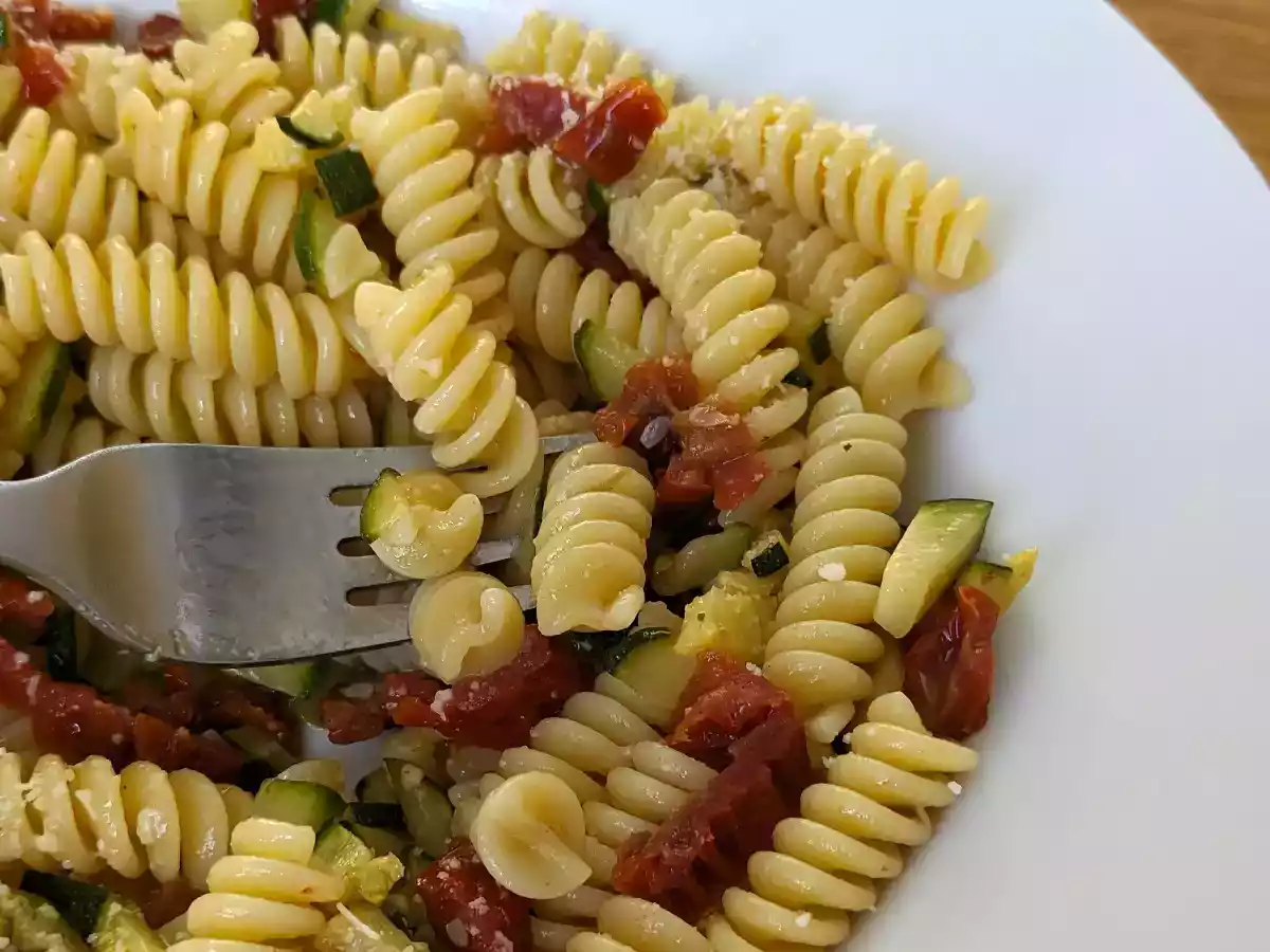 Паста с кабачками и вялеными помидорами: быстрое и вкусное первое блюдо! - фото 4