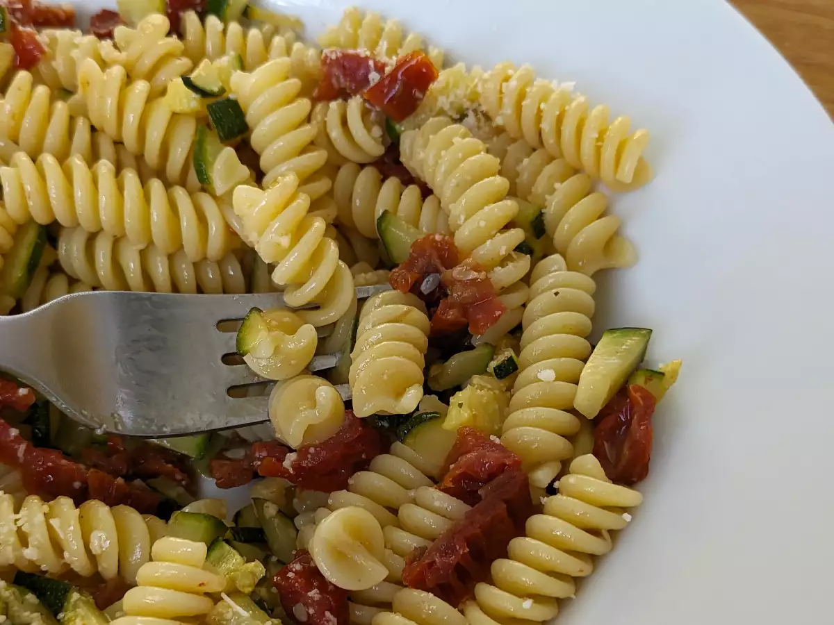Паста с кабачками и вялеными помидорами — быстрый и очень вкусный рецепт! - фото 4
