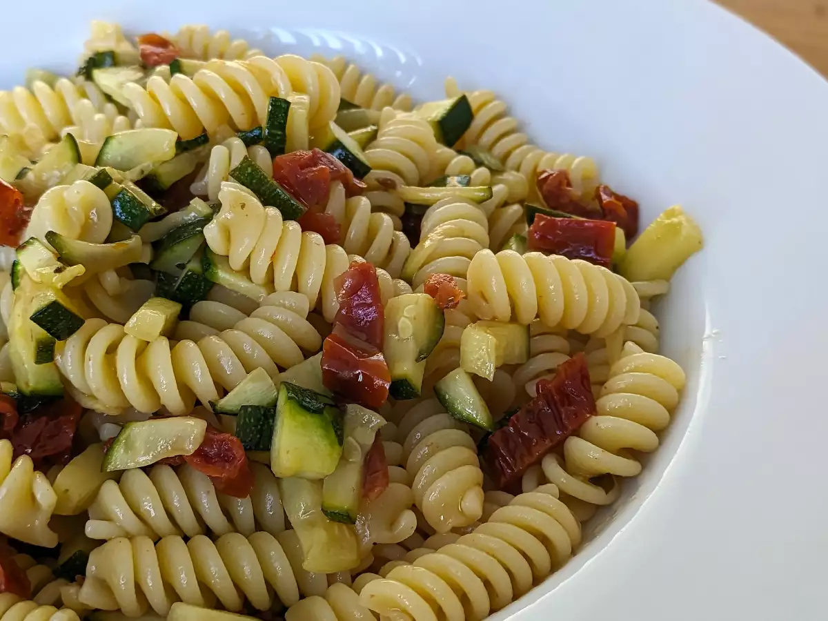 Паста с кабачками и вялеными помидорами — быстрый и очень вкусный рецепт! - фото 5