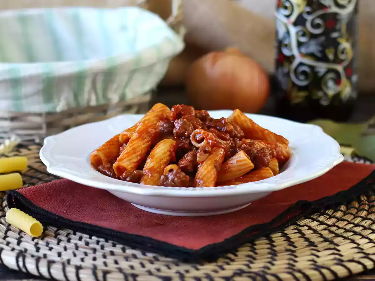 Паста с колбасным соусом: простое блюдо с насыщенным вкусом