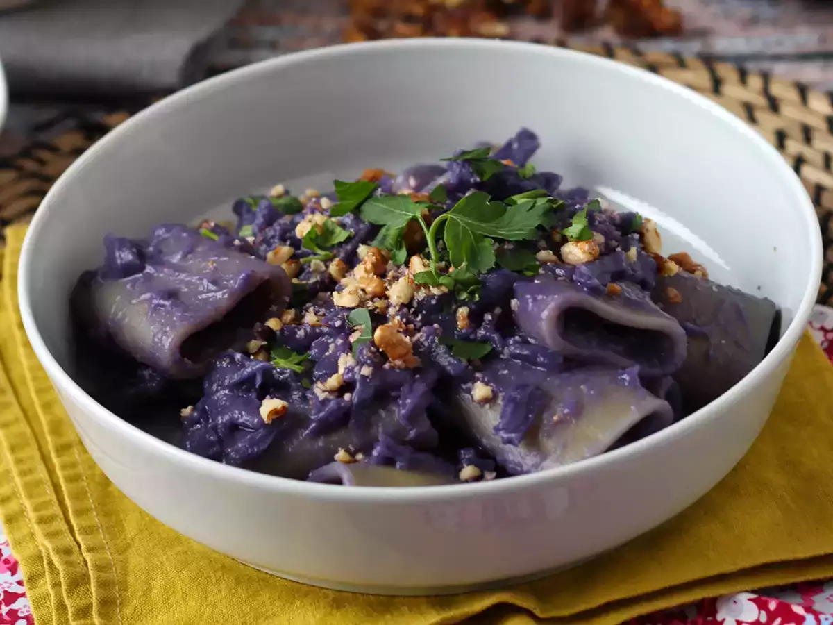 Паста с краснокочанной капустой и грецкими орехами — эффектное и простое в приготовлении блюдо