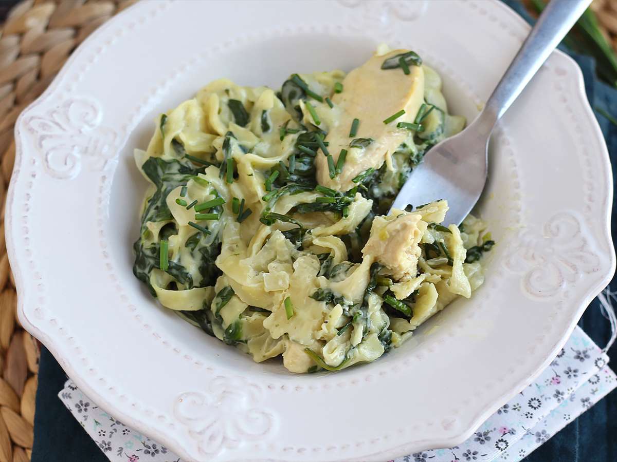 Паста с курицей, шпинатом и козьим сыром в одной кастрюле