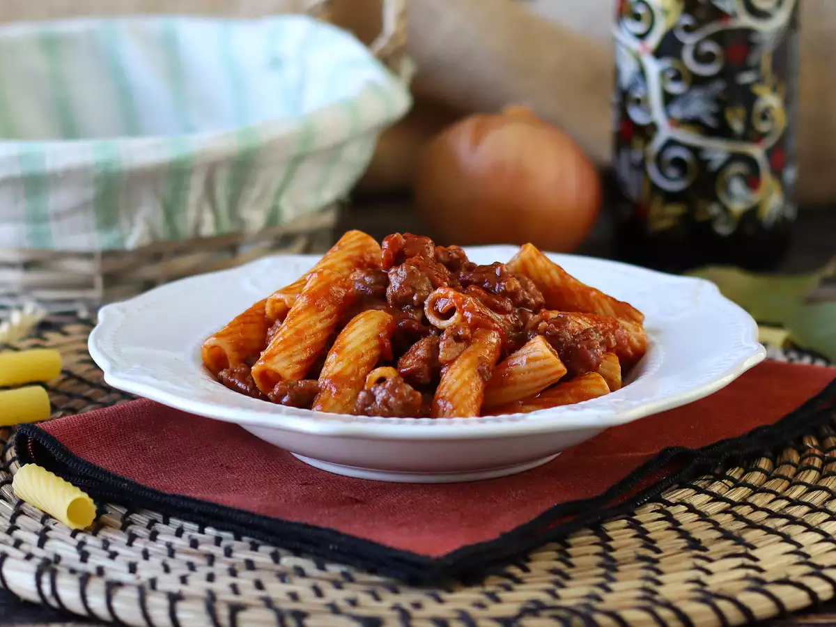 Паста с соусом из колбасы: простое блюдо с насыщенным вкусом