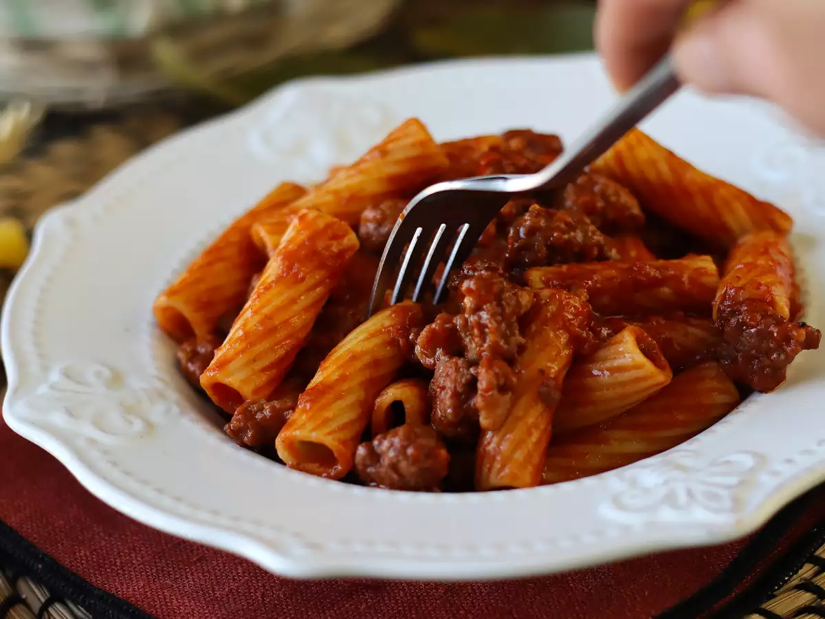 Паста с соусом из колбасы: простое блюдо с насыщенным вкусом - фото 3