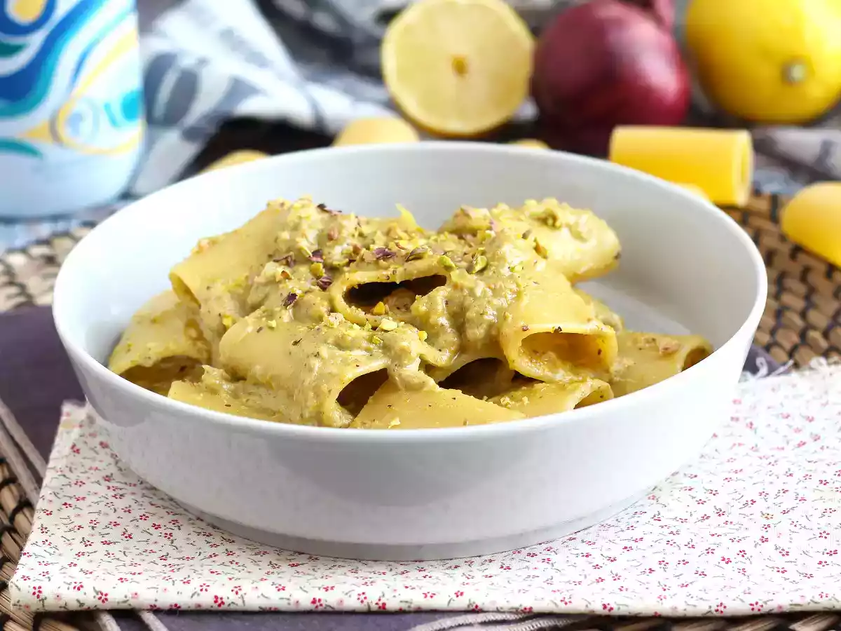 Паста с тунцом, фисташками и лимоном