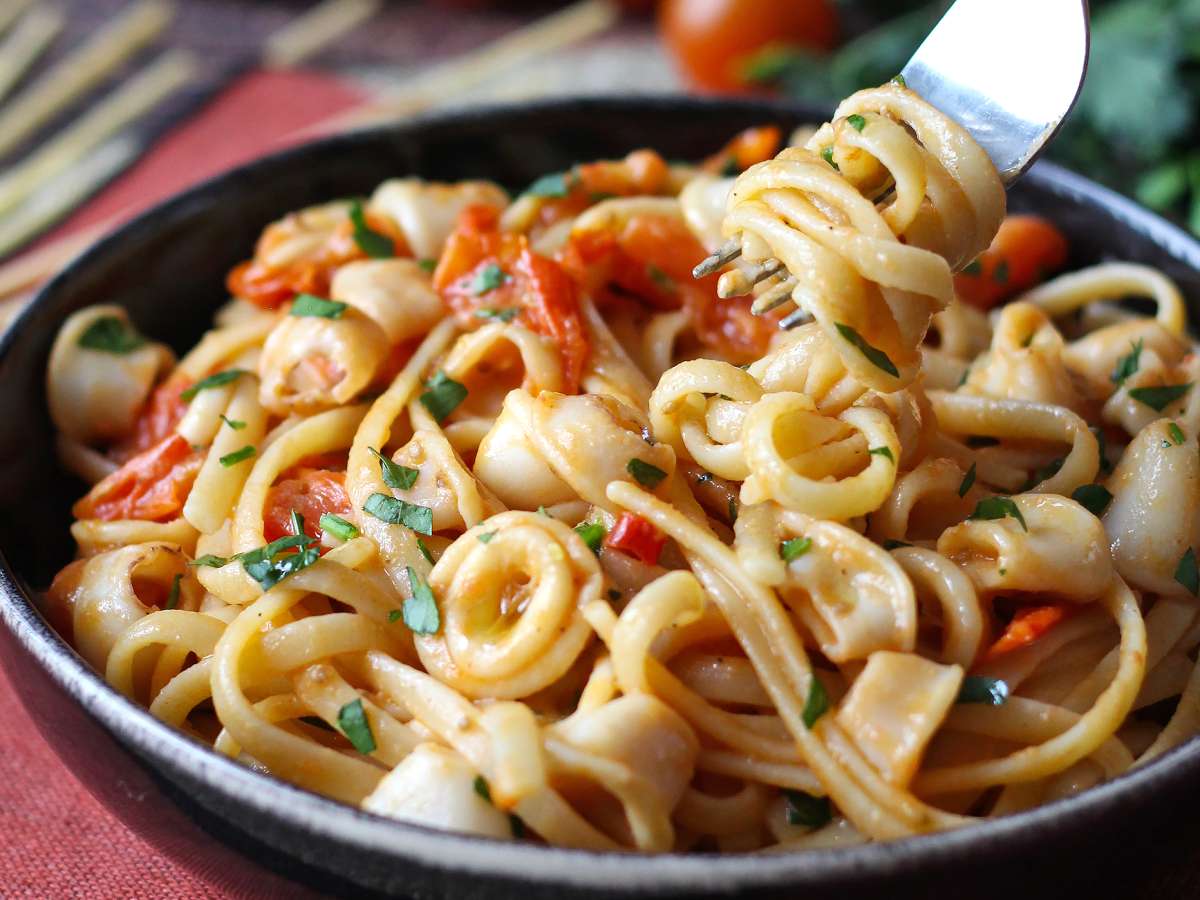 Паста с замороженными кальмарами и помидорами черри: простой и вкусный рецепт