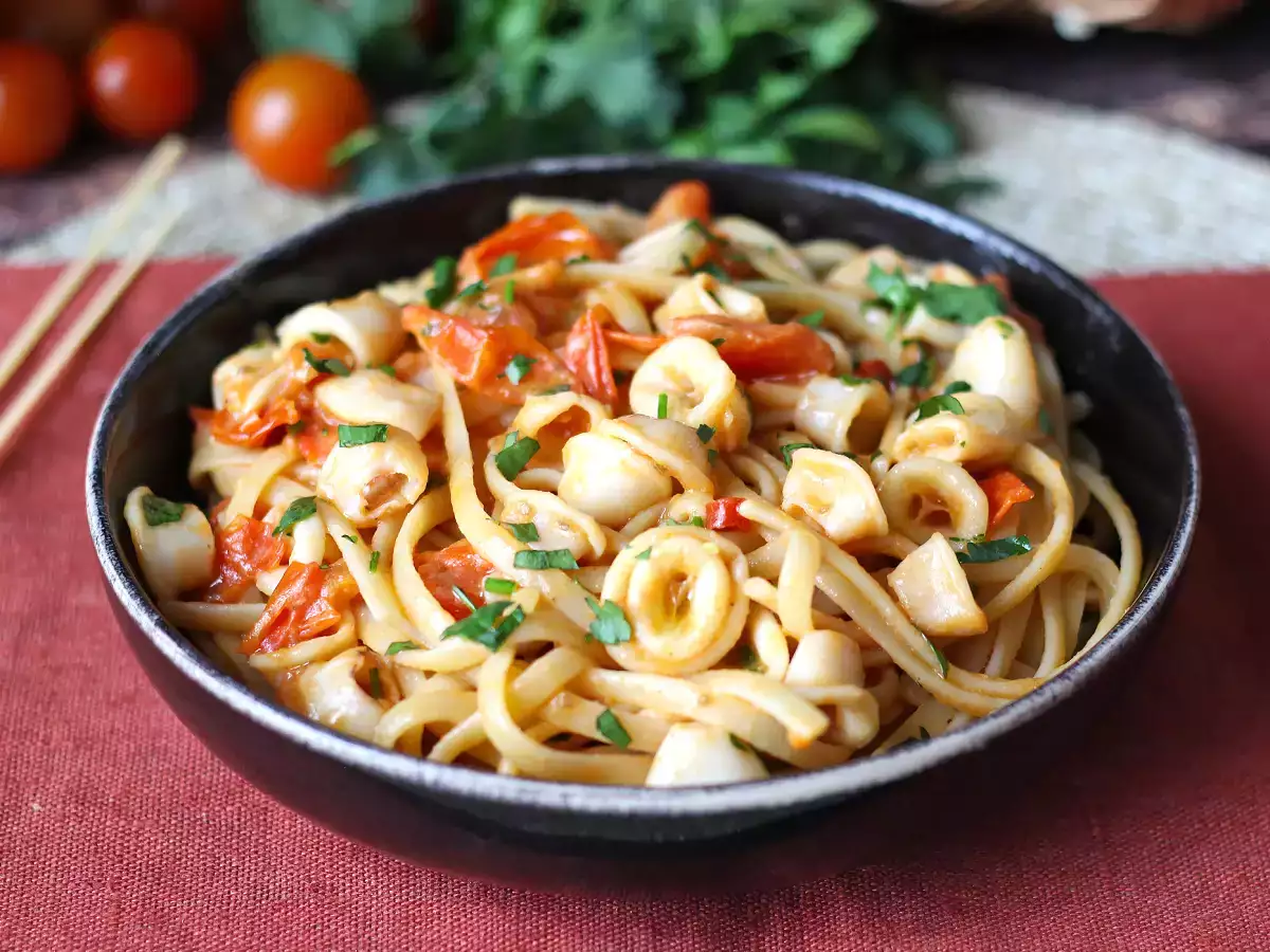 Паста с замороженными кальмарами и помидорами черри: простой и вкусный рецепт - фото 4