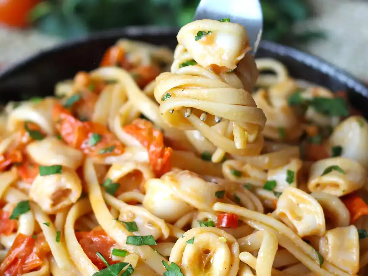 Паста с замороженными кальмарами и помидорами черри: простой и вкусный рецепт - фото 6