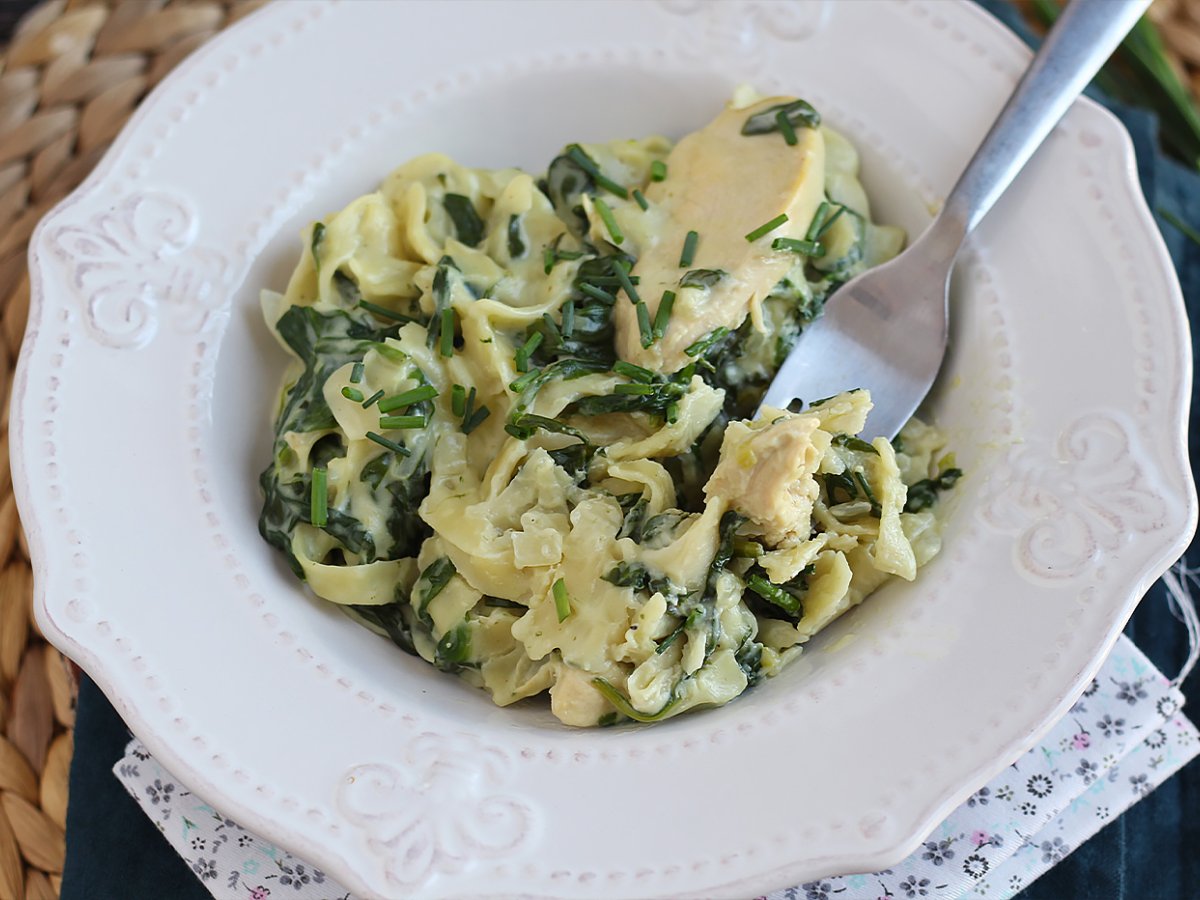 Паста со шпинатом, козьим сыром и курицей в одной кастрюле