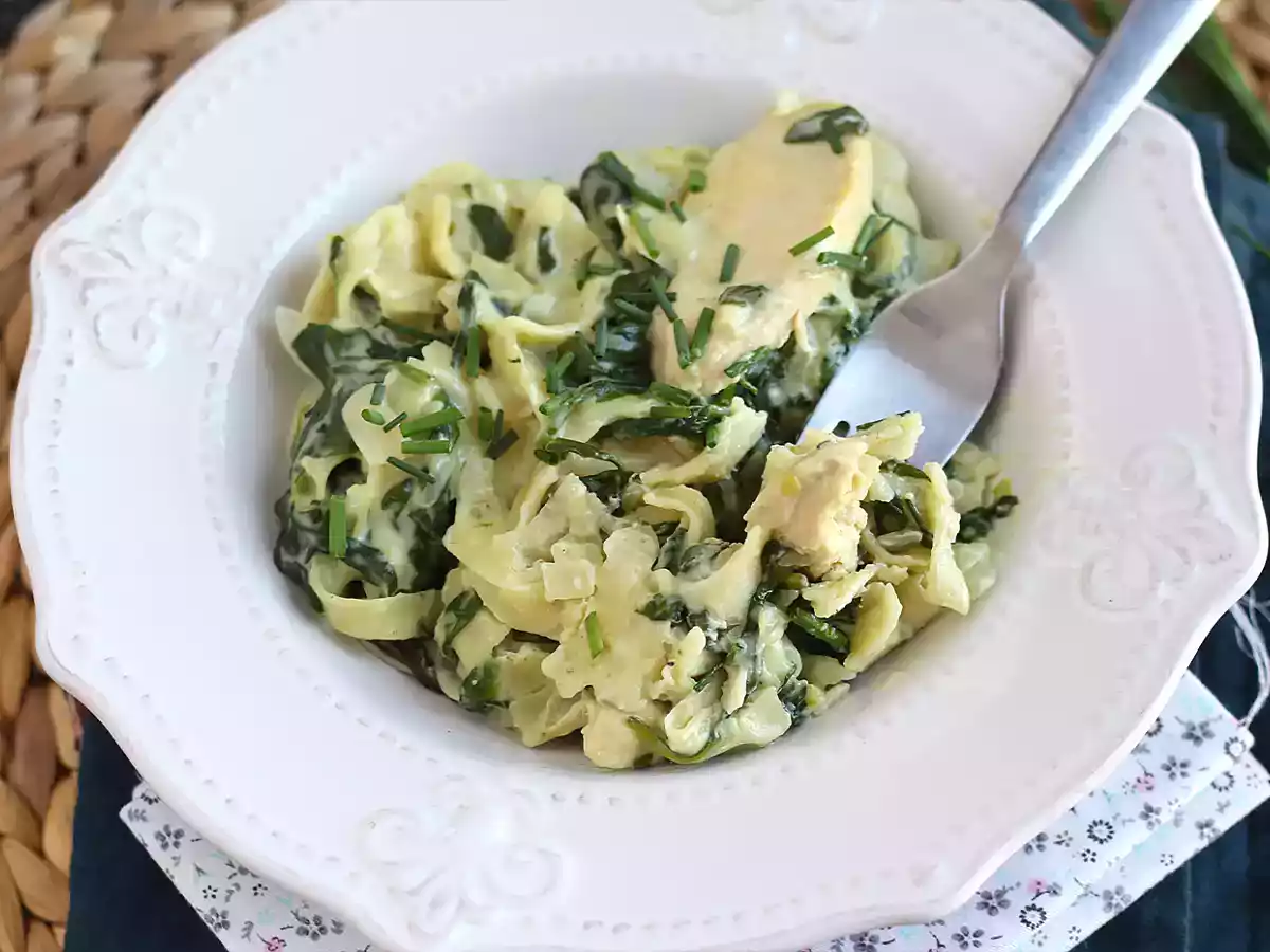 Паста со шпинатом, козьим сыром и курицей в одной кастрюле