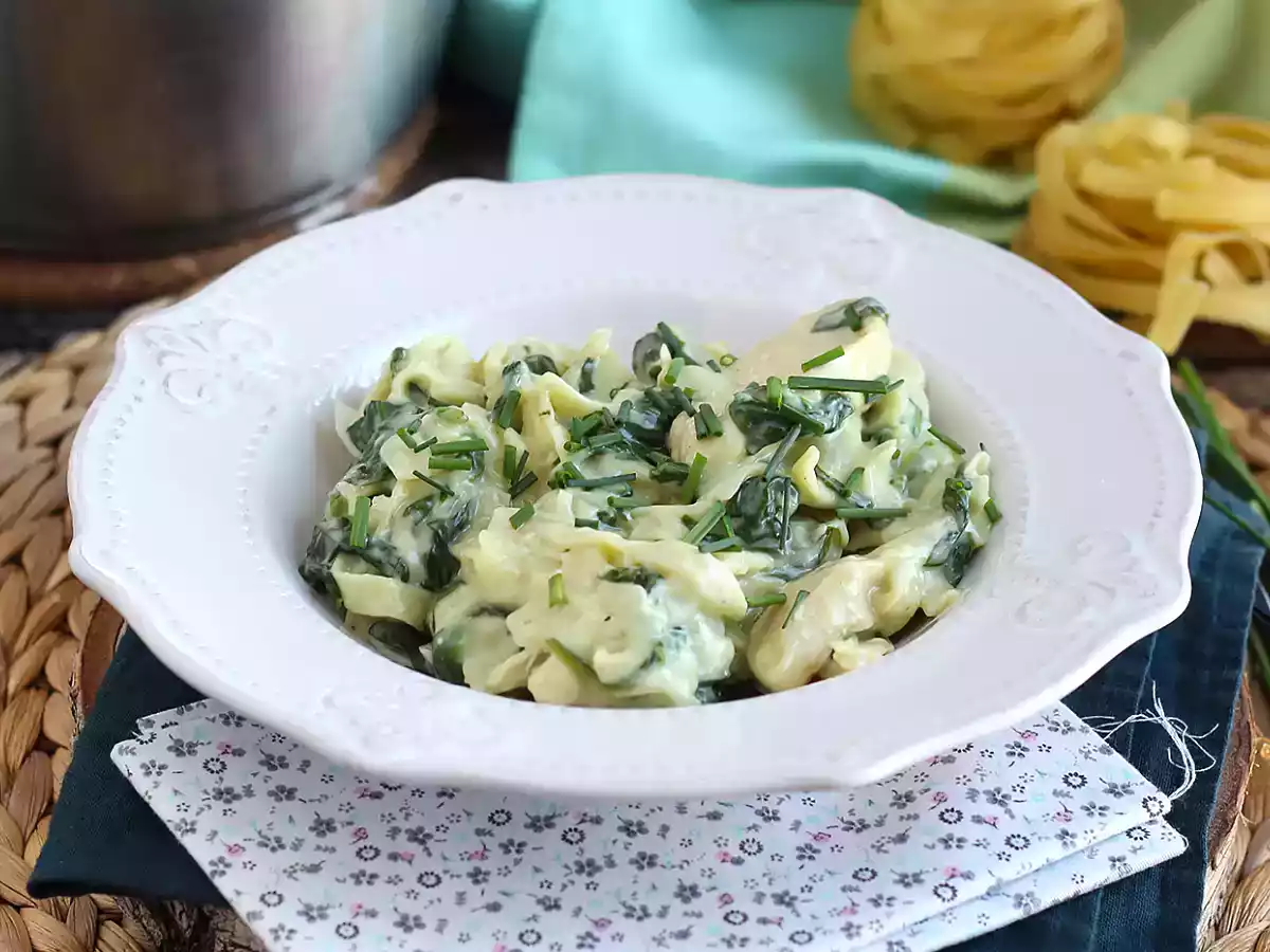 Паста со шпинатом, козьим сыром и курицей в одной кастрюле - фото 2