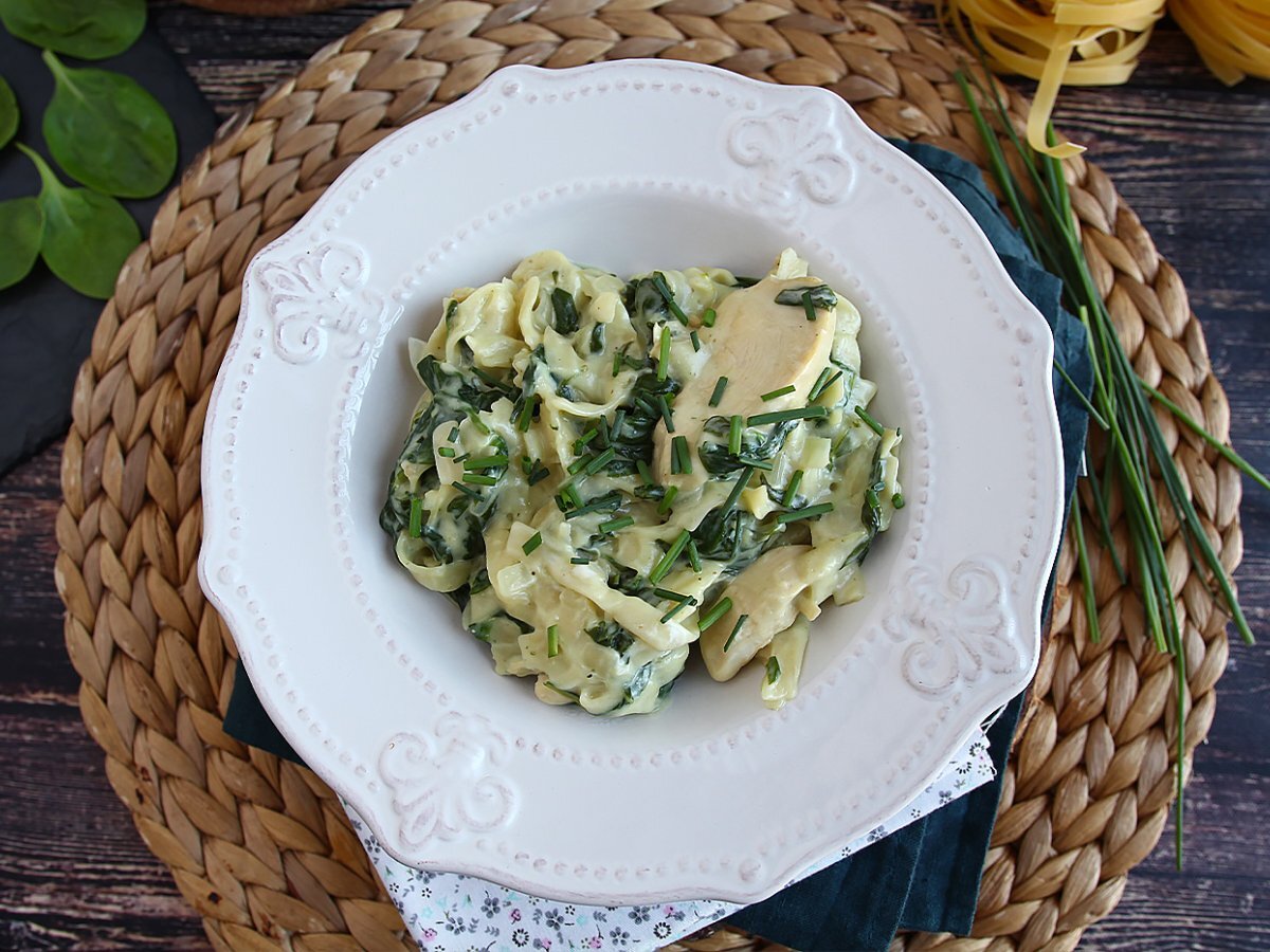 Паста со шпинатом, козьим сыром и курицей в одной кастрюле - фото 3