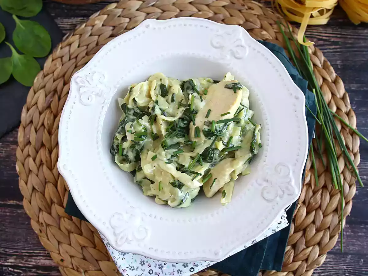 Паста со шпинатом, козьим сыром и курицей в одной кастрюле - фото 3