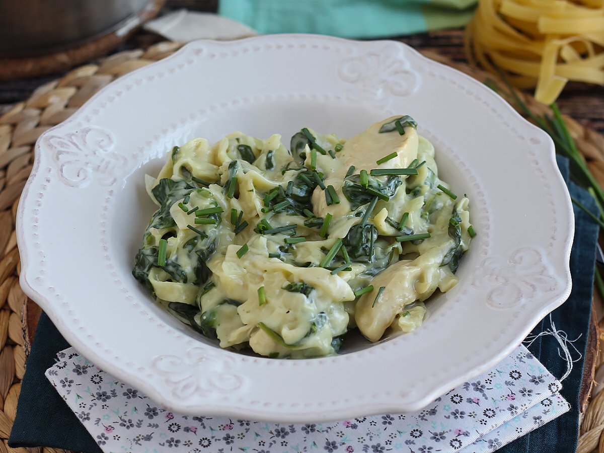 Паста со шпинатом, козьим сыром и курицей в одной кастрюле - фото 4