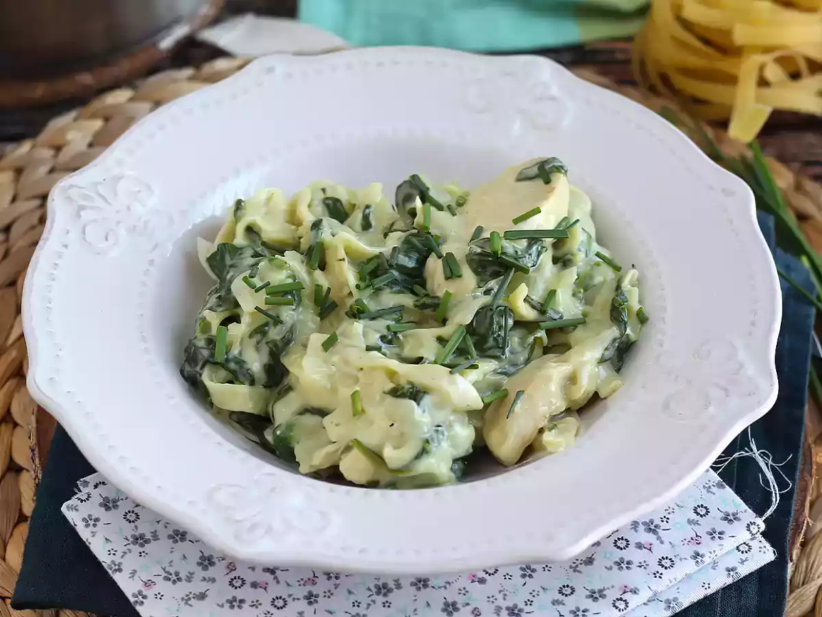 Паста со шпинатом, козьим сыром и курицей в одной кастрюле - фото 4