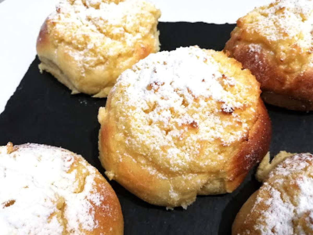 Пау-де-Душ (Pão de Deus) — португальские булочки с кокосовой посыпкой