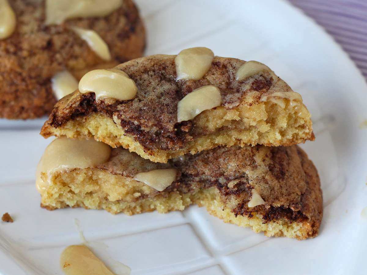 Печенье с корицей, тающее во рту и хрустящее, с приятным ароматом корицы.