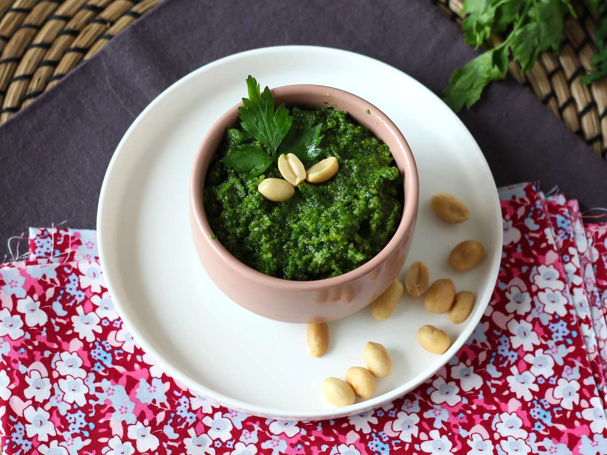 Песто из петрушки и арахиса — яркий вкус и свежий аромат
