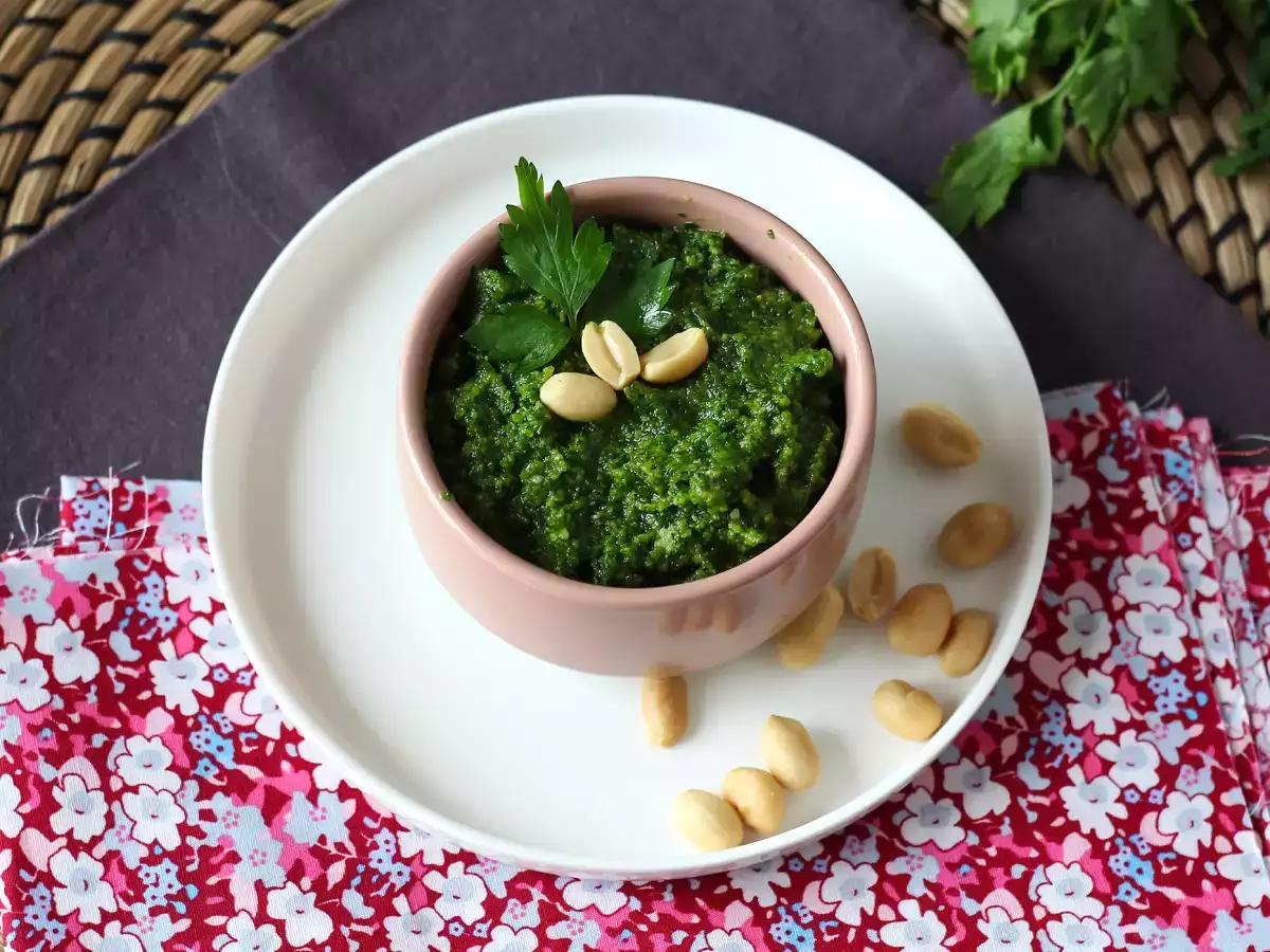 Песто из петрушки и арахиса — яркий вкус и свежий аромат