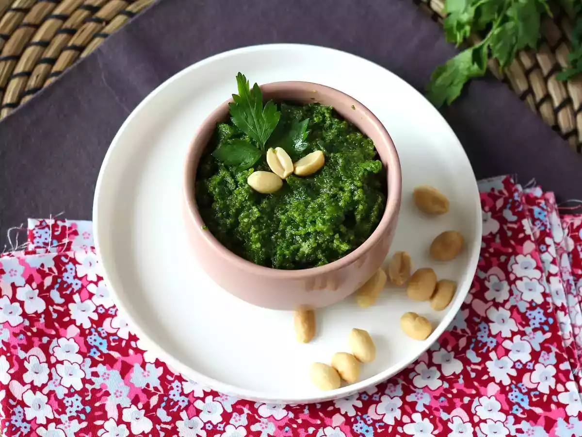 Песто из петрушки и арахиса, взрыв вкуса