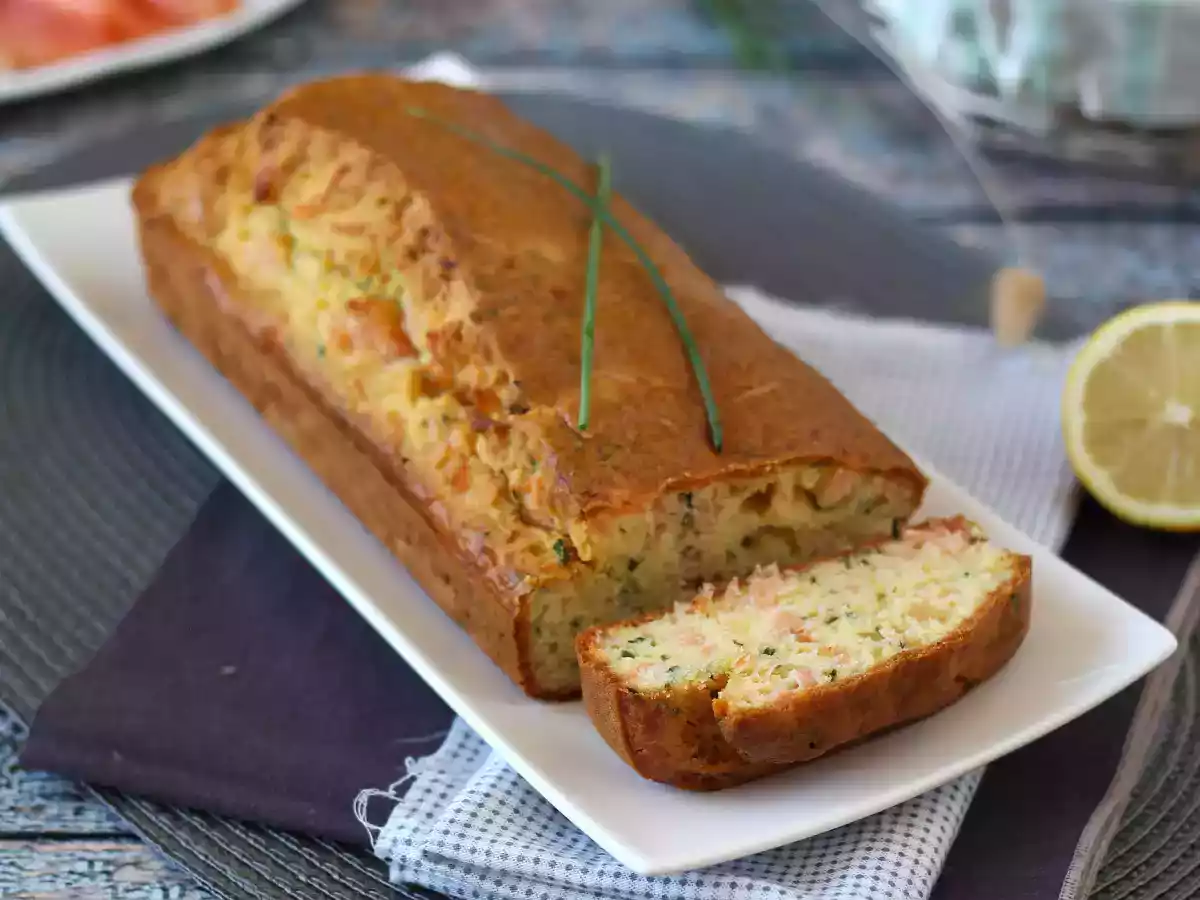 Пирог с копченым лососем, лимоном и шнитт-луком