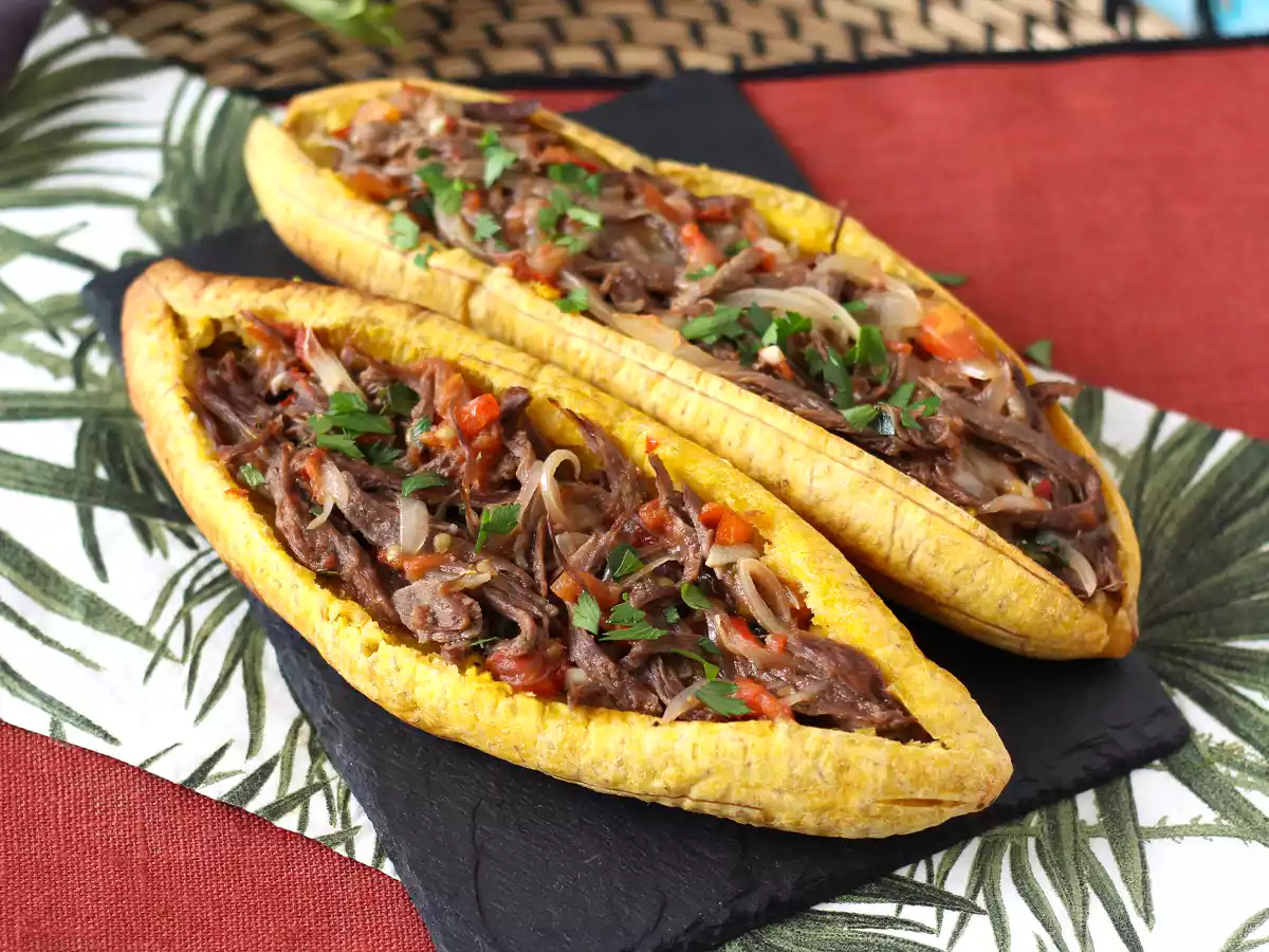 Подорожник с начинкой из измельченного мяса и тертого сыра