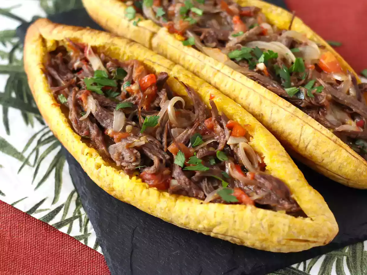 Подорожник с начинкой из измельченного мяса и тертого сыра - фото 4