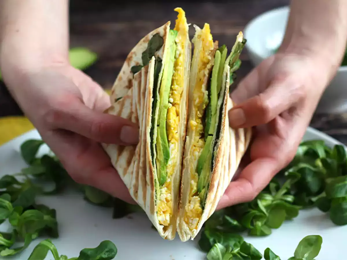 Поджаренный бранч-ролл — Tortilla Wrap Hack - фото 4