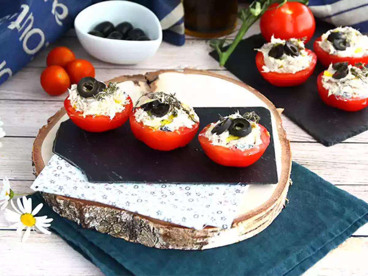 Помидоры, фаршированные тунцом, фромажем и оливками
