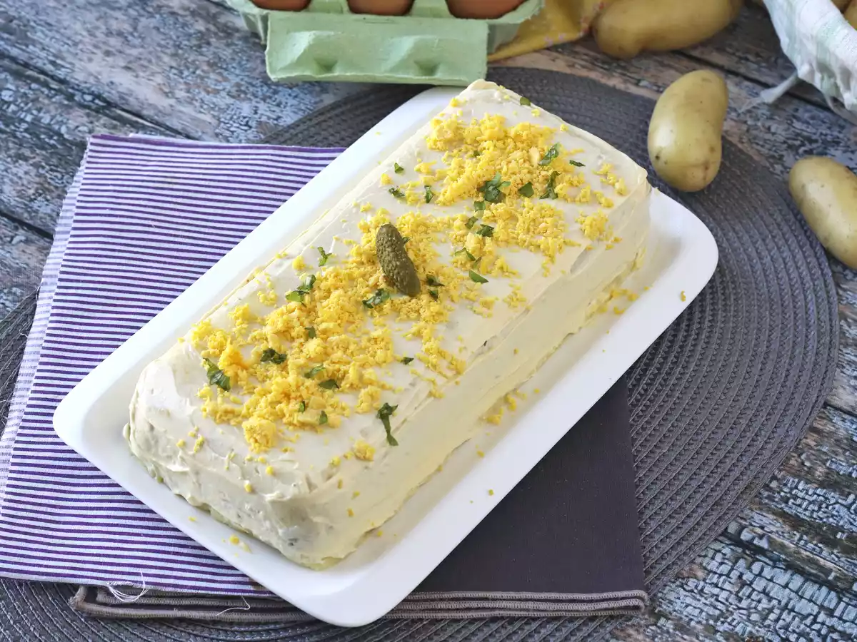 Простой без выпечки холодный картофельный пирог с тунцом и майонезом - фото 3