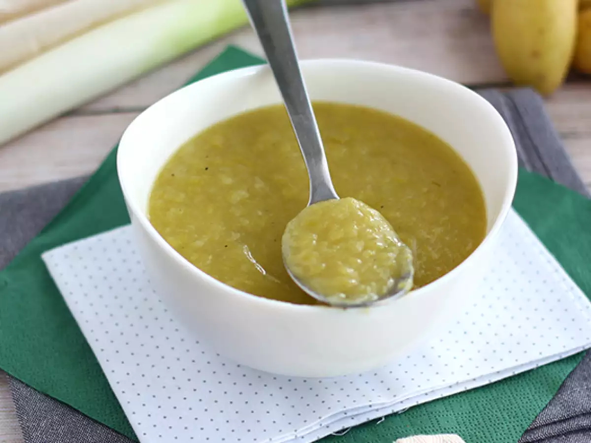Простой и быстрый суп из картофеля и лука-порея - фото 2