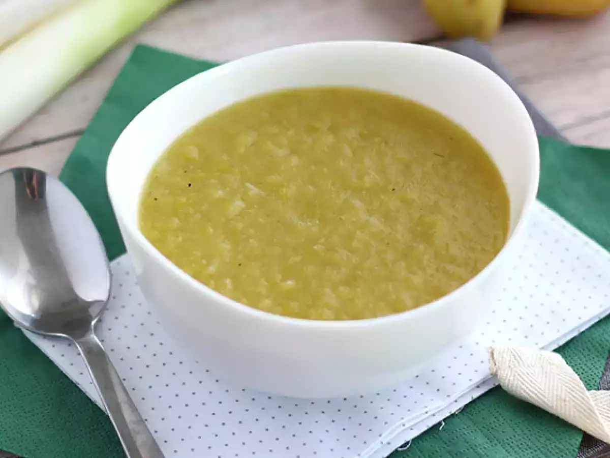 Простой и быстрый суп из картофеля и лука-порея - фото 4