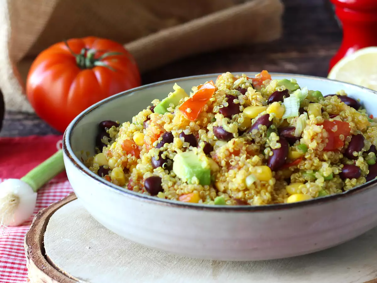 Протеиновый салат из киноа с красной фасолью и кукурузой