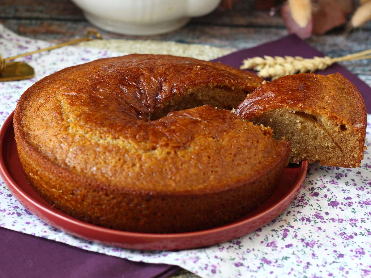 Пышный и влажный медовый пирог: легко и без миксера