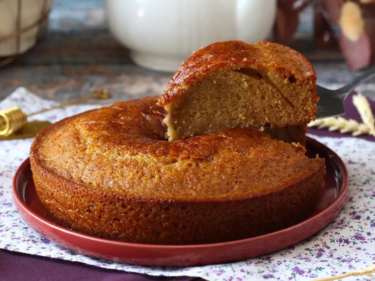 Пышный и влажный медовый пирог: легко и без миксера - фото 3
